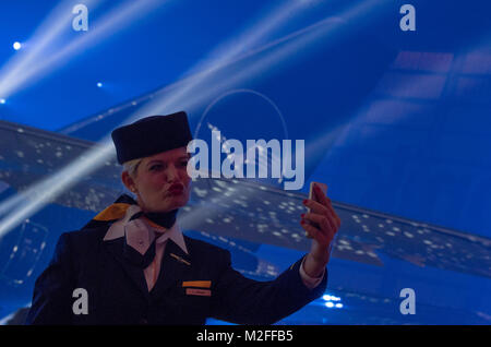 Frankfurt am Main, Deutschland. 07 Feb, 2018. Ein Flight Attendant nimmt eine selfie vor einer Boeing 747-800 mit der neuen Lufthansa Logo in einer wartungshalle der Fluggesellschaft während einer Pressekonferenz am Flughafen in Frankfurt am Main, Deutschland, 07. Februar 2018. Das 'alte' Logo in der Form eines "gelben Spiegelei" durch das neue Logo in den nächsten Jahren ersetzt werden. Credit: Boris Roessler/dpa/Alamy leben Nachrichten Stockfoto