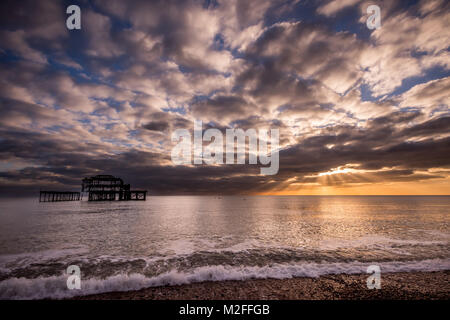 Brighton, UK. 7 Feb, 2018. UK Wetter: Die verlassenen West Pier in Brighton bei Sonnenuntergang an diesem Abend Credit: Andrew Hasson/Alamy leben Nachrichten Stockfoto