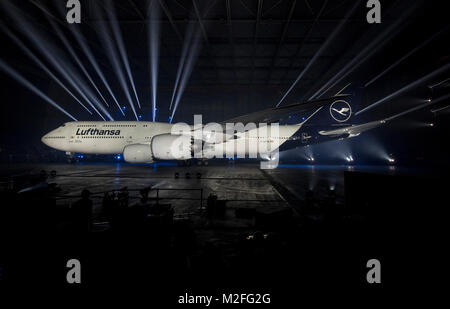 Frankfurt am Main, Deutschland. 07 Feb, 2018. Eine Boeing 747-800 mit der neuen Lufthansa Logo steht in einer wartungshalle der Fluggesellschaft während einer Pressekonferenz am Flughafen in Frankfurt am Main, Deutschland, 07. Februar 2018. Das 'alte' Logo in der Form eines "gelben Spiegelei" durch das neue Logo in den nächsten Jahren ersetzt werden. Credit: Boris Roessler/dpa/Alamy leben Nachrichten Stockfoto