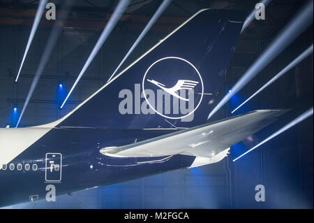 Frankfurt am Main, Deutschland. 07 Feb, 2018. Eine Boeing 747-800 mit der neuen Lufthansa Logo steht in einer wartungshalle der Fluggesellschaft während einer Pressekonferenz am Flughafen in Frankfurt am Main, Deutschland, 07. Februar 2018. Das 'alte' Logo in der Form eines "gelben Spiegelei" durch das neue Logo in den nächsten Jahren ersetzt werden. Credit: Boris Roessler/dpa/Alamy leben Nachrichten Stockfoto