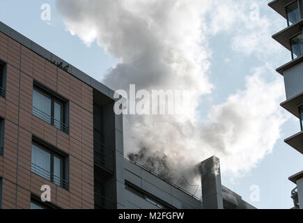 Dichter Rauch steigt aus der 11. Etage des Hotel Mandala in Berlin, Deutschland, 07. Februar 2018. Durch einen Brand in der Saune, das Hotel am Potsdamer Platz wurde evakuiert. Foto: Paul Zinken/dpa Stockfoto