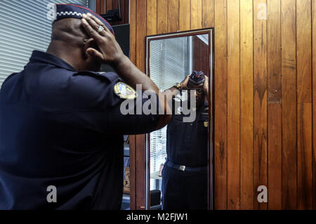 (180208) - SAO PAULO, Februar 8, 2018 (Xinhua) - Marco Antonio Vertrieb, ein Polizeioffizier, der im Alter von 53, das ist auch ein Mitglied der Sambaschule' Tom Maior", bereitet auf die Arbeit in Sao Paulo von der Gesetzgebenden Versammlung, in Sao Paulo, Brasilien, Feb 2, 2018. Zu 'König Momo', einer ist notwendigerweise mit einem Gewicht von mindestens 110 kg. Umsatz, 1,91 Meter in der Höhe und 165,5 kg Gewicht nimmt in Samba Sao Paulo Schulen seit er 12 Jahre alt war. Mit anderen Mitgliedern der Sao Paulo's Carnival Court, wird er in der Eröffnung des ersten Night Parade teilnehmen am 13.02.9 in den Anh Stockfoto