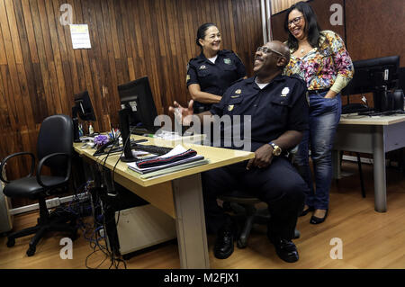 (180208) - SAO PAULO, Februar 8, 2018 (Xinhua) - Marco Antonio Vertrieb, ein Polizeioffizier, der im Alter von 53, das ist auch ein Mitglied der Sambaschule' Tom Maior", arbeitet mit seinen Mitarbeitern in Sao Paulo die Gesetzgebende Versammlung, in Sao Paulo, Brasilien, Feb 2, 2018. Zu 'König Momo', einer ist notwendigerweise mit einem Gewicht von mindestens 110 kg. Umsatz, 1,91 Meter in der Höhe und 165,5 kg Gewicht nimmt in Samba Sao Paulo Schulen seit er 12 Jahre alt war. Mit anderen Mitgliedern der Sao Paulo's Carnival Court, wird er in der Eröffnung des ersten Night Parade teilnehmen am 9. Stockfoto