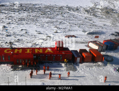 (180208) - AN BORD XUELONG, Februar 8, 2018 (Xinhua) - Foto auf Feb 7, 2018 zeigt temporäre Bauten von Chinas fünften Forschungsstation in der Antarktis auf unaussprechliche Insel in Terra Nova Bay im Rossmeer genommen. Chinesische Forscher haben den Standort für die ausgewählte Station und legte eine Stiftung. Das Rossmeer ist eine tiefe Bucht im Südlichen Ozean angesehen als die am wenigsten verändert marine Ökosystem auf der Erde - ein lebendes Labor, die möglicherweise das Leben Geschichte der Antarktis erzählen konnte. China hat vier antarktischen Forschungsstationen über 30 Jahren Forschung gebaut, mit Changcheng und Zhongshan steht für: Stockfoto