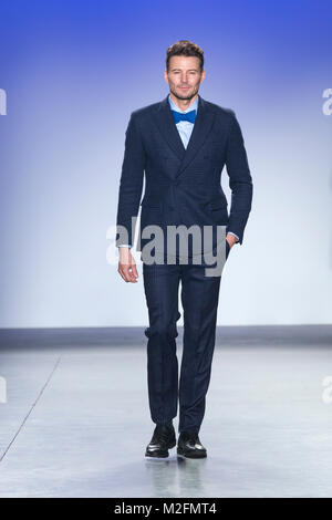 New York, NY - Februar 7, 2018: Alex Lundqvist tragen Jacke von Stephen Ferber Spaziergänge Landebahn für blaue Jacke Fashion Show Prostatakrebs-grundlage am Pier 59 Credit zu profitieren: Lev radin/Alamy leben Nachrichten Stockfoto