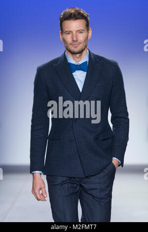 New York, NY - Februar 7, 2018: Alex Lundqvist tragen Jacke von Stephen Ferber Spaziergänge Landebahn für blaue Jacke Fashion Show Prostatakrebs-grundlage am Pier 59 Credit zu profitieren: Lev radin/Alamy leben Nachrichten Stockfoto