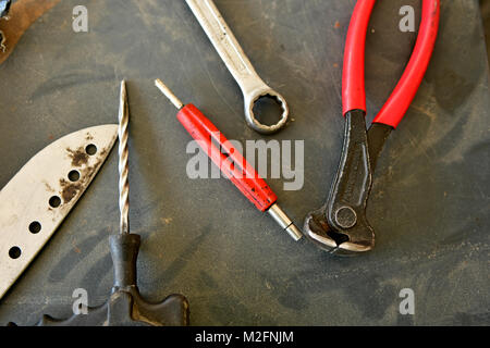 Werkzeuge aus rostfreiem Stahl und anderen Oberflächen von glänzenden Material Stahl Stockfoto