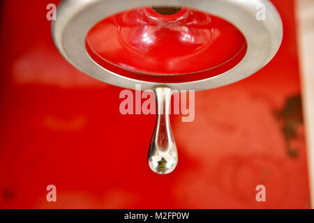 Werkzeuge aus rostfreiem Stahl und anderen Oberflächen von glänzenden Material Stahl Stockfoto