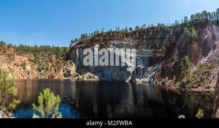 Peña de Hierro Tagebau mit Wasser der tiefen Rot gefüllt. Riotinto mining Park, Provinz Huelva, Andalusien, Spanien Stockfoto