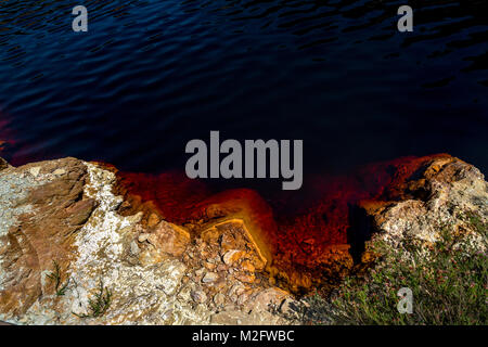 Detail der Tagebau Peña de Hierro, mit Wasser der tiefen Rot gefüllt. Riotinto mining Park, Provinz Huelva, Andalusien, Spanien Stockfoto