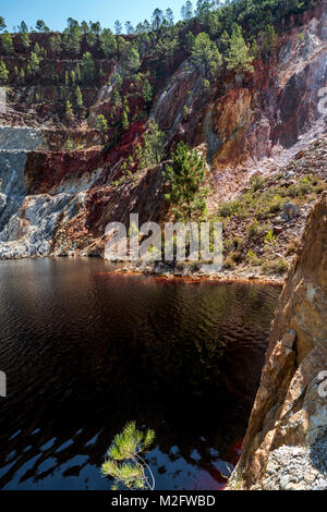 Peña de Hierro Tagebau mit Wasser der tiefen Rot gefüllt. Riotinto mining Park, Provinz Huelva, Andalusien, Spanien Stockfoto