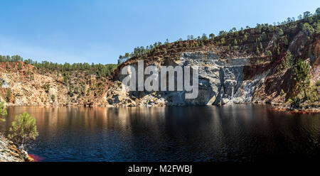 Peña de Hierro Tagebau mit Wasser der tiefen Rot gefüllt. Riotinto mining Park, Provinz Huelva, Andalusien, Spanien Stockfoto