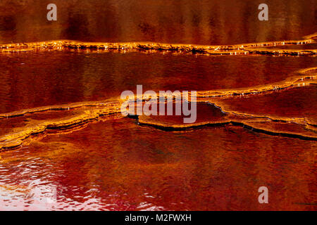 Fantastische Farben von Rio Tinto. Der Fluss ist bekannt für seine tief rote Farbe aufgrund der hohen Konzentration von Eisensalzen und Sulfate in Wasser. Provinz H Stockfoto