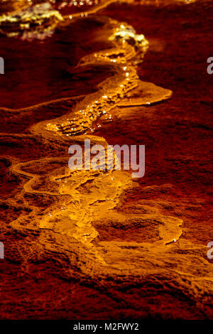 Fantastische Farben von Rio Tinto. Der Fluss ist bekannt für seine tief rote Farbe aufgrund der hohen Konzentration von Eisensalzen und Sulfate in Wasser. Provinz H Stockfoto