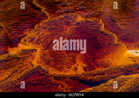 Fantastische Farben von Rio Tinto. Der Fluss ist bekannt für seine tief rote Farbe aufgrund der hohen Konzentration von Eisensalzen und Sulfate in Wasser. Provinz H Stockfoto