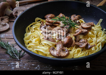 Frische Eier Nudeln Italienische hausgemachte Pasta mit Pilzen Stockfoto