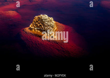 Fantastische Farben von Rio Tinto. Der Fluss ist bekannt für seine tief rote Farbe aufgrund der hohen Konzentration von Eisensalzen und Sulfate in Wasser. Provinz H Stockfoto