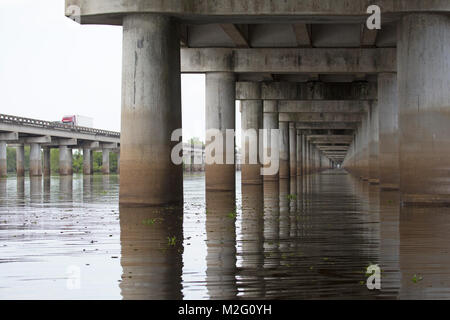 Atchafalaya freeway Sumpf, einem 18,2 1,6 km Brücke über das Feuchtgebiet auf der Interstate 10 (I-10) Highway Stockfoto