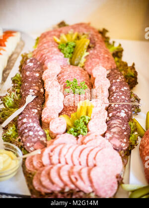 Die wurst Teller am Buffet Stockfoto