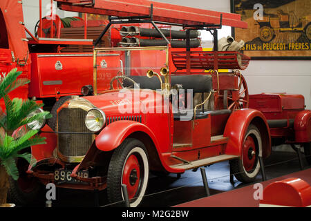 Automobile Museum Valencay zeigt rund 60 Autos von 1898 bis 1965, sind alle in der Kapazität. Das alte Feuer Stockfoto