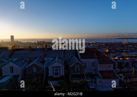 Wetter WALES die Sonne über frosted Dächer während Ein frostiger Start steigt auf den Morgen in Swansea, Wales, UK. Mittwoch, 07. Februar 2018 Stockfoto