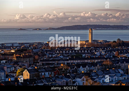 Wetter WALES die Sonne über frosted Dächer während Ein frostiger Start steigt auf den Morgen in Swansea, Wales, UK. Mittwoch, 07. Februar 2018 Stockfoto