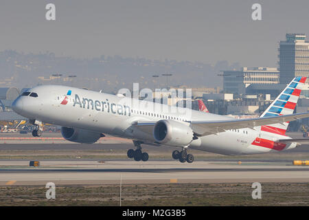 American Airlines Boeing 787 Dreamliner vom Runway25 am internationalen Flughafen von Los Angeles, Kalifornien, USA. Stockfoto