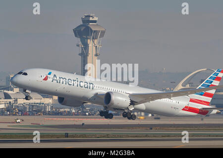 American Airlines Boeing 787 Dreamliner vom Runway25 am internationalen Flughafen von Los Angeles, Kalifornien, USA. Stockfoto