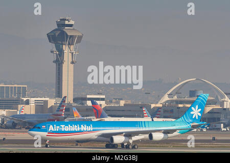 Air Tahiti Nui Airbus A340-300 Rollens Vor Der Control Tower am internationalen Flughafen von Los Angeles, Kalifornien, USA. Stockfoto