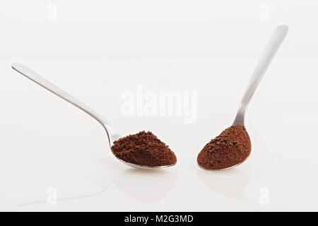 Löffel mit gemahlenen Kaffee und Gefriergetrockneten von oben Stockfoto