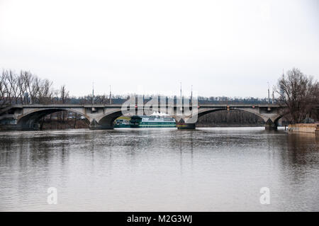 Prague-Liben, Tschechien, 2. Februar 2018, beschädigte kubistischen Brücke im Zentrum der Stadt für den gesamten Datenverkehr, Ansicht vom Wasser geschlossen. Stockfoto