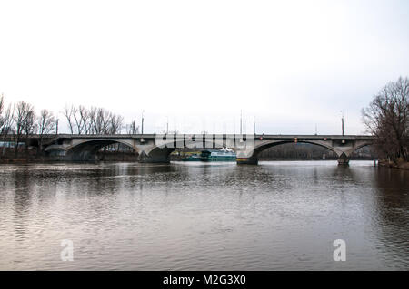 Prague-Liben, Tschechien, 2. Februar 2018, beschädigte kubistischen Brücke im Zentrum der Stadt für den gesamten Datenverkehr, Ansicht vom Wasser geschlossen. Stockfoto