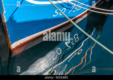 Holz- Fischerboot und Reflexion im Wasser, Burtonport, County Donegal, Irland Stockfoto