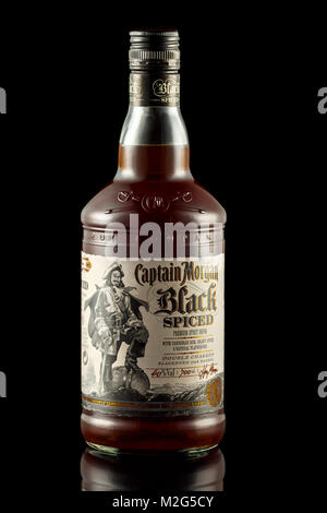 Rum Captain Morgan SPICED Schwarz auf schwarzem Hintergrund. Russland St. Petersburg 07/02/18 15:00 Uhr Stockfoto