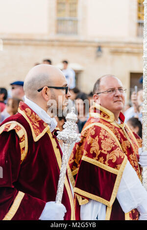 Cordoba, Spanien - 10 April, 2017: Priester in Ostern Prozession während der Heiligen Woche in Cordoba. Stockfoto