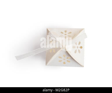 Vintage Geschenkbox mit weißen Schleife, isolierte Freistellungsmaske auf weißem Hintergrund, Top View Abbildung zum Valentinstag oder Hochzeit Stockfoto