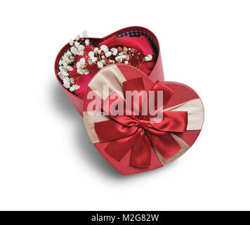 Herz Geschenkkarton mit Blumen mit einem roten Bogen öffnen, isolierte Freistellungsmaske auf weißem Hintergrund, Ansicht von oben, Illustration zum Valentinstag oder Hochzeit Stockfoto