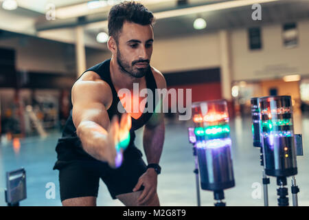 Reaktion Training im Fitnessstudio. Sportler mit einem visuellen Stimulus system Reaktionszeit zu verbessern. Sportler in Sport Science Lab Training mit lig Stockfoto