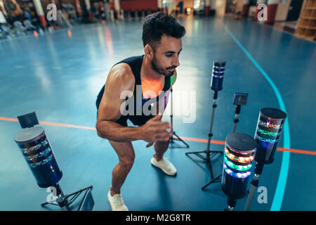 Sportler trainieren mit Lichter rund um die Reaktionszeit im Fitnessstudio zu verbessern. Sportler mit einem visuellen Stimulus System bei Sports Lab. Stockfoto