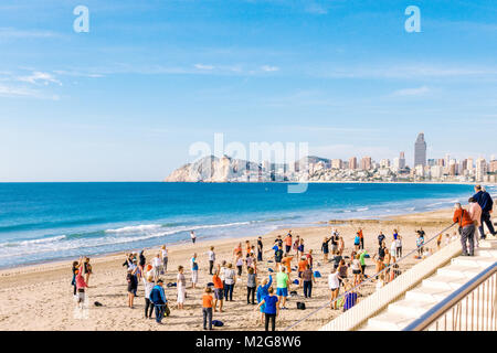 Menschen Übungen am Strand. Gesunder Lebensstil, aktiven Lebensstil Rentner in Benidorm, Alicante, Spanien. Stockfoto