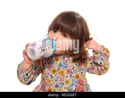 Kleinkind Mädchen trinken Milch aus der Flasche Stockfoto