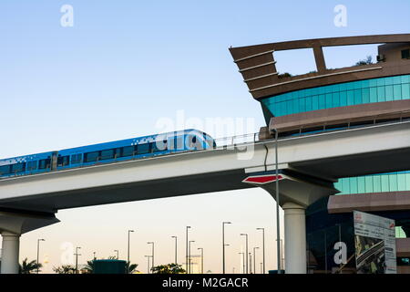 DUBAI, VEREINIGTE ARABISCHE EMIRATE - Februar 5, 2018: Dubai Metro Zug, der auf die erhöhte Viadukt in Bur Dubai City Bereich Stockfoto