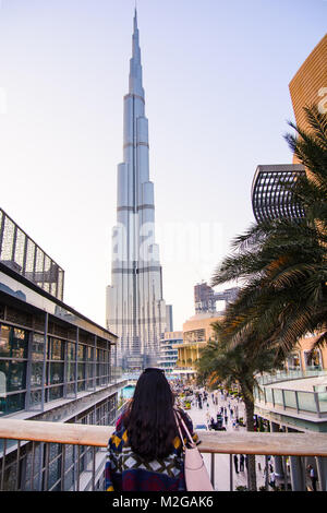 DUBAI, VEREINIGTE ARABISCHE EMIRATE - Februar 5, 2018: Touristen genießen den Blick auf den Burj Dubai Wolkenkratzer und den Brunnen in der Dämmerung