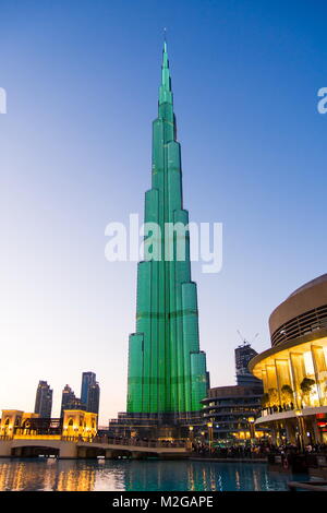 DUBAI, VEREINIGTE ARABISCHE EMIRATE - Februar 5, 2018: Licht auf der Burj Khalifa mit der Dubai Mall Gebäude in der Dämmerung. Mit einer Höhe von 829.8 m (2,72 Stockfoto