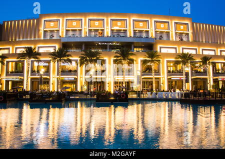 DUBAI, VEREINIGTE ARABISCHE EMIRATE - Februar 5, 2018: Dubai Mall moderne Architektur in den Brunnen an der blauen Stunde wider. Die Dubai Mall ist der größte m Stockfoto