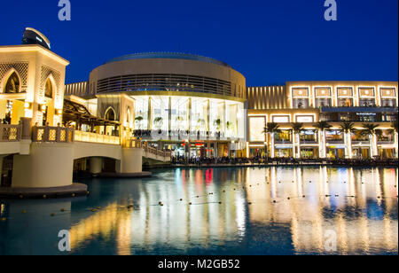 DUBAI, VEREINIGTE ARABISCHE EMIRATE - Februar 5, 2018: Dubai Mall moderne Architektur in den Brunnen an der blauen Stunde wider. Die Dubai Mall ist der größte m Stockfoto