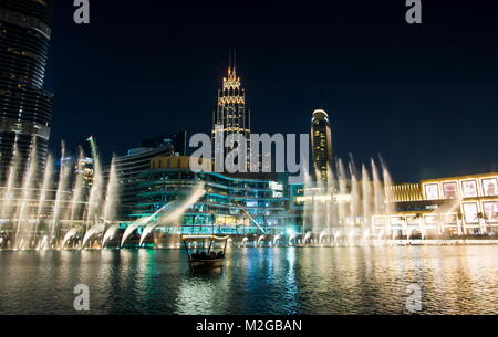 DUBAI, VEREINIGTE ARABISCHE EMIRATE - Februar 5, 2018: Dubai Fountain Show am Abend, jeden Tag viele Touristen anzieht. Die Dubai Fountain ist der weltweit Stockfoto