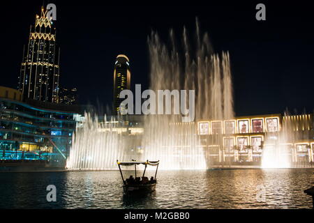 DUBAI, VEREINIGTE ARABISCHE EMIRATE - Februar 5, 2018: Dubai Fountain Show am Abend, jeden Tag viele Touristen anzieht. Die Dubai Fountain ist der weltweit Stockfoto