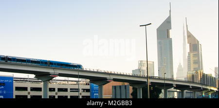 DUBAI, VEREINIGTE ARABISCHE EMIRATE - Februar 5, 2018: Dubai Metro Zug, der auf die erhöhte Viadukt in Bur Dubai City Bereich Stockfoto