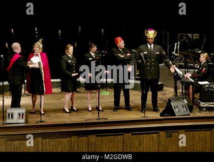 100302-N-5843 P-023 HUBER, Georgia (2. März 2010) Die US-Marine Band Sea Chanters Opera Ensemble, von links nach rechts Musiker 1. Klasse Dustin Lucas, Senior Chief Musiker Georgina Todd, Musiker 1. Klasse Susan Kavinski, Amanda Polychronis und William Edwards, Chief Musiker Daryl Duff und Musiker 1. Klasse Caroline Kozial, führt eine Auswahl von Rossinis "Italienerin in Algier" auf einer Tour Konzert in der willingham Kapelle an der Mercer University in Macon, Georgia. Die Sea Chanters sind auf einer 18-tägigen National Concert Tour durch den Südosten der Vereinigten Staaten. Foto von mucs Aaron Porter (releas Stockfoto